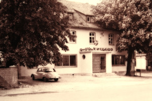 Das Gasthaus Volker in den 1950-er Jahren. Der DKW galt damals als "schickes Auto".