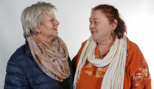 Die 1. Vorsitzende des Vereins Der Steg, Edda Heimann (rechts) im Gespräch mit Gruppenleiterin Waltraud Kardel. foto:kasse