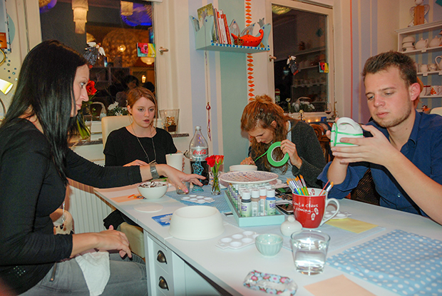 Kreativ entspannen: Im Atelier AusZeit kann man kleine Kunstwerke erschaffen.