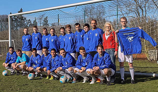 Windgeschützt: Groß Munzels Kreisliga-Herren mit Sponsorin Hella Kamp. Fotos: Bratke/privat