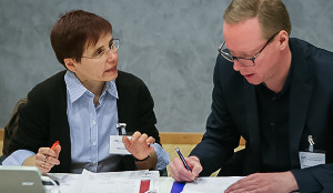 Forum 3: Protokollantin Hilke Heuser und Moderator Manfred Finger aus Barsinghausen.