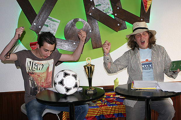 Roman Wallat alias Menotti (rechts) und sein Partner Erik Neumann alias Pedro Pretticol beindrucken bei ihrer Lesung in Barsinghausen.