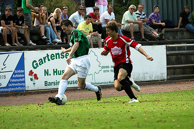 In Aktion: Heiko Tegt (links) als Offensivkraft beim TSV Barsinghausen – hier in einer Szene aus der Saison 2009/2010. Foto: Bratke