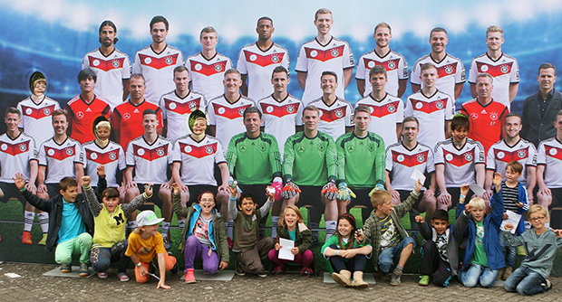 Kooperation Schule + Verein: Die Kids der Adolf-Grimme-Schule aus der Fußball-AG des TSV Barsinghausen vor der Deutschen Nationalmannschaft