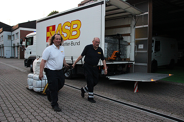 Auf gehts's: Der ASB im Einsatz für die Flüchtlingshilfe.