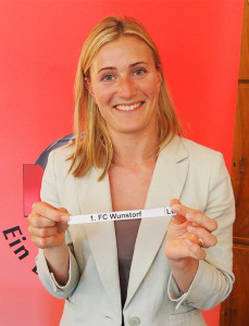 KSG-Sprecherin Aline Ilsen zog für die nach ihrem Unternehmen benannte Gruppe das Los 1. FC Wunstorf. Fotos: NFV