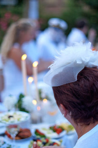 Romantik vor der Klosterkirche: Mit Tüll und Kerzenschein den Abend genießen. Fotos: Carmen Eickhoff-Klouvi