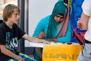 Multikulturell: Die junge Generation am Henna-Tattoo-Stand.