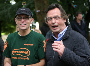 FOTO 01: Auf die Plätze: Hauptorganisator Marc Wilke (links) und Karl-Heinz-Neddermeier von Rat und Verwaltung gaben gemeinsam den Startschuss.