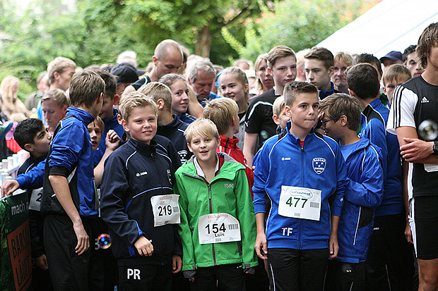 FOTO 02: Große Gruppe: Schon traditionell liefen die D- und C-Jugendfußballer von Basche United die 5,2 km und waren bei der Startaufstellung vorn dabei.