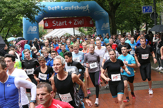 Los geht’s: Massenstart bei „Barsinghausen läuft“. Fotos: Bratke