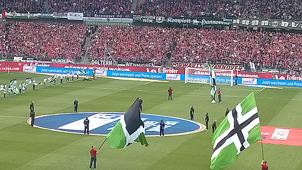 Stammplatz im 96-Stadion: Das Goltern-Banner hängt stets in der Nordkurve – daneben die Freunde aus Wennigsen und Walsrode. Fotos: privat