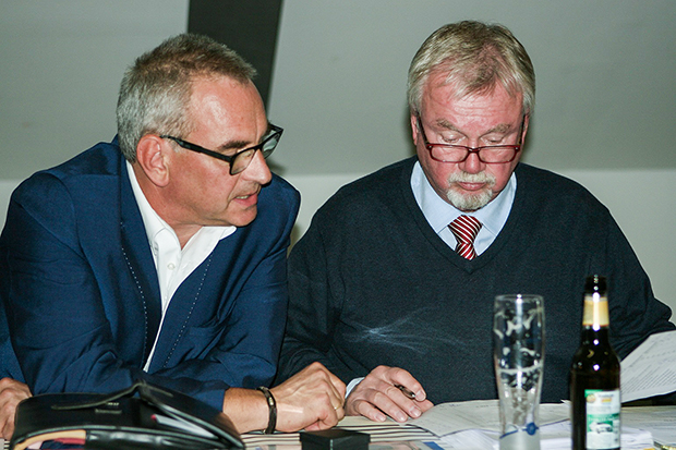 Sitzungsunterbrechung: Christoph Lobisch (links) und Lothar Brecht zählten die Wahlstimmen aus. 