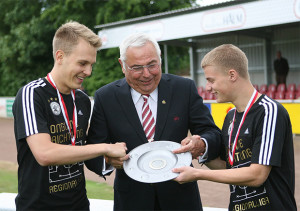 Meisterehrung: Die Spieler Torben Engelking (links) und Christopher Kowoll-Buschner (rechts) mit NFV-Präsident Karl Rothmund.