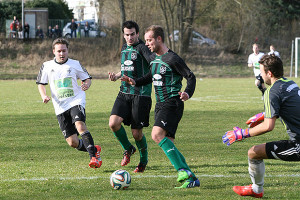 Als Aktiver: Alexander Wissel (links) ist ein Eigengewächs des TSV Kirchdorf und wechselte jüngst zum Nachbarn TSV Barsinghausen, wo er mit vorherigen Gegnern wie Dennis Mehrkens und Marcel Dunsing nunmehr gemeinsam in der Landesliga kickt. Foto: Bratke