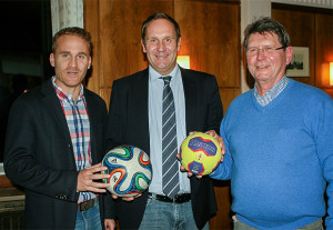 In Vorfreude: Germanias Jan Baßler, Bürgermeister Marc Lahmann und Gerd Köhler vom HVB (von links) mit dem jeweiligen Spielgerät.