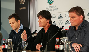 Pressekonferenz im Rittergut: Teammanager Oliver Bierhoff, Bundestrainer Jogi Löw und Pressesprecher Jens Grittner (von links).