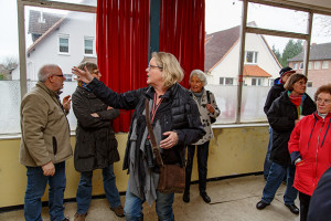 Viele Möglichkeiten: Karin Bremer (Mitte) führt die Besucher durch die ehemalige Krawattenfabrik.