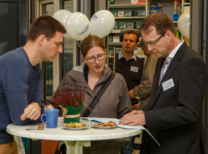 Berät individuell: Tischlermeister Matthias Warneke (rechts) im Kundengespräch.