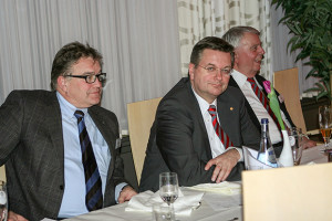 Aus dem Norden nach Frankfurt: Reinhard Grindel (Mitte) – hier bei einem NFV-Neujahrstreffen mit Regionspräsident Hauke Jagau (links) und NFV-Ehrenpräsident Engelbert Nelle (rechts).