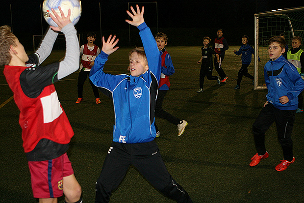 Bekanntes Spielchen: Zum Aufwärmen spielen Fußballer auch schon mal Handball – dann zählen nur Kopfballtore.