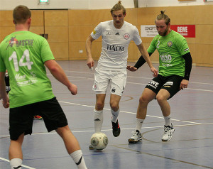 Gedoppelt: Germanias Jannik Oltrogge (Mitte) kann Fußball und Handball gleichermaßen gut.