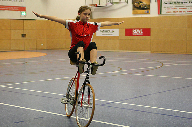 Balance: Lisanne Lachmann vom RV Victoria fährt „anders“ Fahrrad.