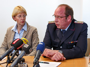 Erstattet Bericht: Stadtbrandmeister Dieter Engelke mit Staatsanwältin Kathrin Söfker (links).