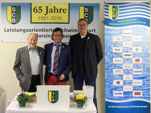 Hand in Hand: Für die Zukunft des Schwimmsport in Barsinghausen treten die Vorsitzenden Wolfgang Meier vom Trägerverein AGS-Lehrschwimmbecken, Karl-Heinz Neddermeier (SCB) und Fördervereinsvorsitzender Günter Busche (von links) ein.