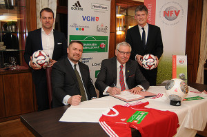 Im Beisein von DFB-Sportdirektor Hansi Flick (stehend links) und NFV-Direktor Bastian Hellberg (stehend rechts) verlängerten Thomas Mang (Präsident des Sparkassenverbandes Niedersachsen) und NFV-Präsident Karl Rothmund (rechts) ihre Zusammenarbeit.