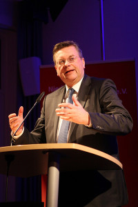 Designierter Nachfolger: Geht es nach den Landesverbänden, so wäre Reinhard Grindel der nächste DFB-Präsident.