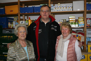 Schwimmer spenden: Günter Busche überreichte 150 Euro vom Neujahrsempfang an die Barsinghäuser Tafel-Helferinnen Christa Ufer (links) und Heidi Rogge (rechts). Foto: Bratke