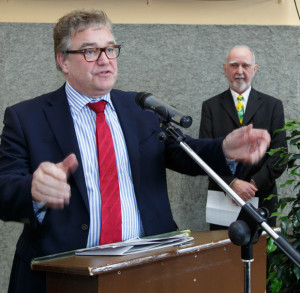 Lobende Worte: Regionspräsident Hauke Jagau gratuliert den Egestorfern zum 800. Geburtstag ihres Ortes. foto:kasse