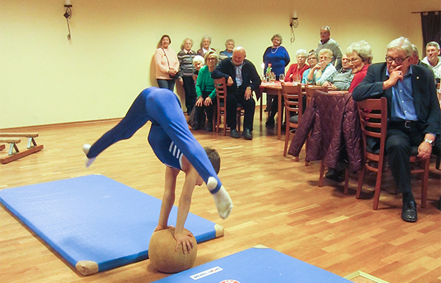 Akrobatisch: Ziya Önder begeisterte mit einer kleinen Turnschow, hier beim Schweizer Handstand auf einem Medizinball.