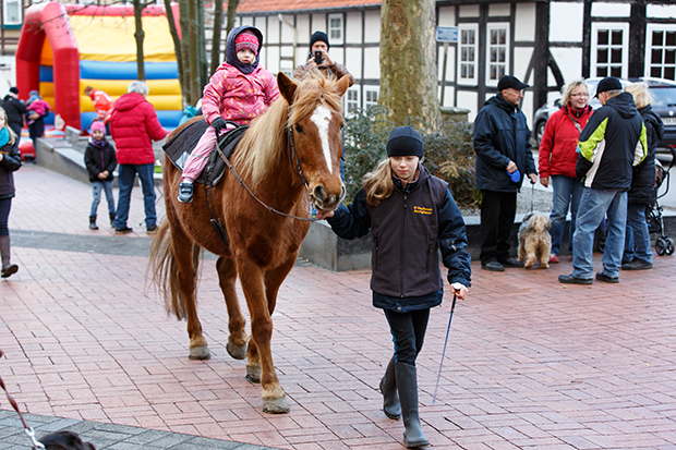 Hoch zu Ross: Die Ponyfreunde konnten sich über mangelnden Zulauf nicht beklagen.