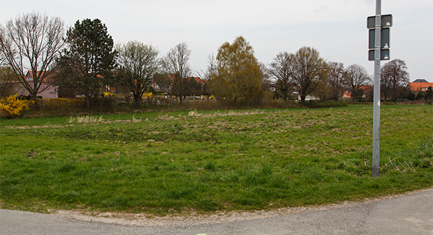 Rottkampweg: Auf dieser an den Egestorfer Friedhof angrenzenden Fläche will die Region Hannover ein weiteres Flüchtlingsheim errichten. foto:kasse