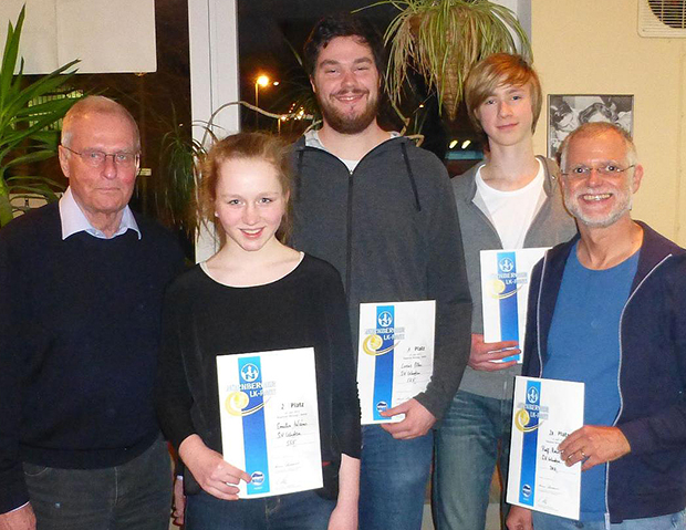 Ausgezeichnet: Beim SV Gehrden gab es Urkunden für gute Leistungen und besonderen Fleiß – von links: Spartenleiter Uwe Hagen, Emilia Wiens, Lorenz Eller, Paul Perl und Ralf Rohrlapper. Foto: privat