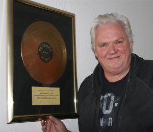 Ausgezeichnet: Achim Köller vor einer goldenen Schallplatte in seinem Haus in Gehrden.