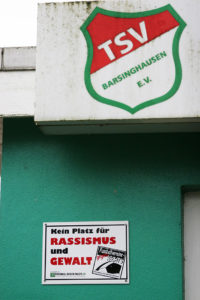 Klares Statement am Stadioneingang: Bei den Barsinghäuser TSV-Fußballern gibt es keinen Platz für Ausländerfeindlichkeit – ganz im Gegenteil: Integrationsarbeit wird groß geschrieben.