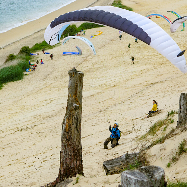 La Dune de Pyla: Auch „Drachenreiter“ toben sich am Atlantik aus.