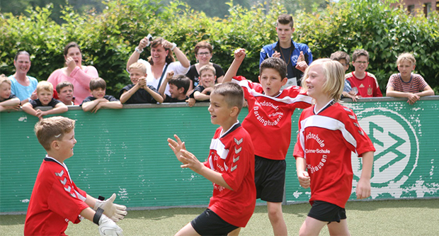 Torjubel: Jeder Treffer wurde gefeiert – auch dann, wenn das eigene Team zuvor schon ein halbes Dutzend Tore kassiert hatte. Foto: Bratke