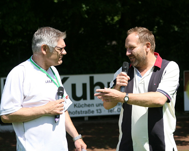 Fußballstadt Barsinghausen: Stadionsprecher Holger Bratke (links) und Bürgermeister Marc Lahmann begrüßen die Zuschauer im REWE-Sportpark.
