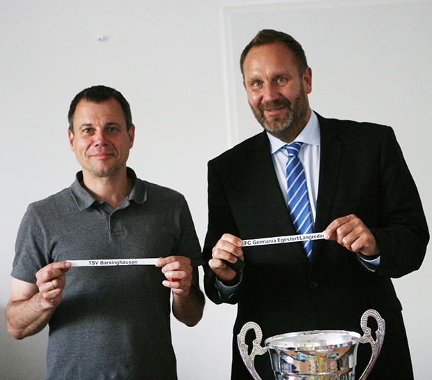 Auslosung: Organisator Helge Kristeleit (links) und Bürgermeister Marc Lahmann zeigen die beiden Gruppenköpfe für den Stadtpokal 2016. Foto: Bratke