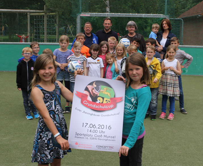 Plakativ: Grundschüler aus Groß Munzel und Organisatoren freuten sich auf die Premiere des „Barsinghäuser Grundschulcup“. Foto: privat