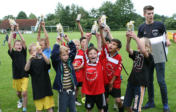 Mini-Pokale für Mini-Kicker: Die Adolf-Grimme-Schule hatte vorgesorgt und überraschte die Kids mit kleinen Trophäen. Foto: Bratke