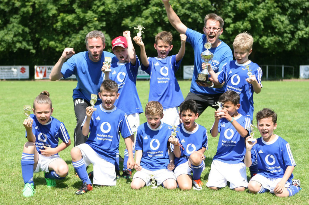 F-Junioren: Basche United I bejubelt den 2:0-Finalsieg über den 1. FC Germania Egestorf/Langreder und den Stadtmeistertitel.