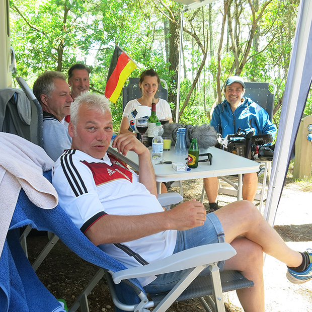 Grilleinladung: Lian und Petra (von rechts) vom UEFA-Filmteam im Egestorfer Camp mit Jens, Burkhard und Todda (von vorn).