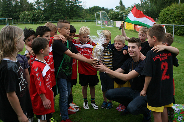 Verabschiedung: Die Kinder der AGS-Fußball-AG überreichten ihrem scheidenden Trainer Marvin Marten einen Pokal als Dankeschön. Foto: Bratke