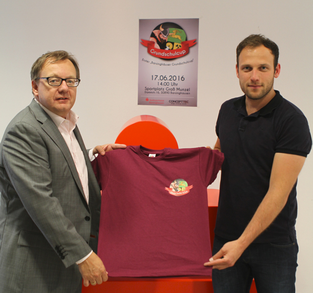 T-Shirts mit eigenem Wappen: Martin Wildhagen (links) von der Stadtsparkasse präsentierte die neuen Shirts gemeinsam mit Tilman Zychlinski. Foto: privat