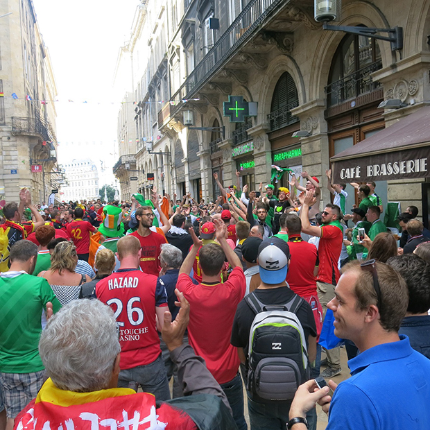 Fan-Party: Gemeinsam feiern Belgier und Iren in der City von Bordeaux.